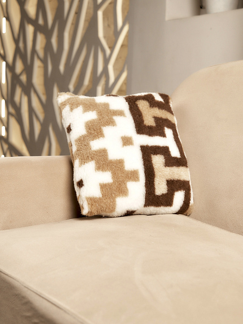 Подушка декоративная меховая из верблюжьей шерсти, рисунок Зигзаг 